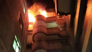 台中東區力行名邸大樓凌晨發生火警，消防疏散83名住戶，救出一名女子送醫，起火原因待查。（圖/讀者提供）