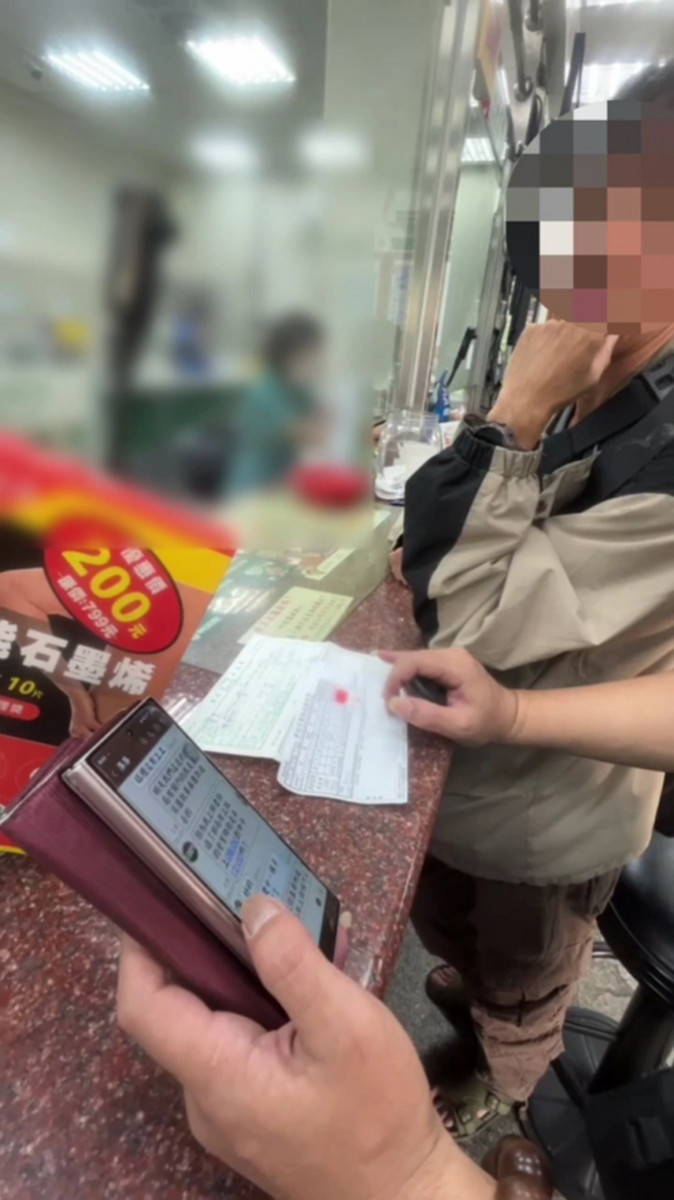 員警經陳男同意檢視手機對話,發現他網戀僅10多天,女方就謊稱父親過世,索討3萬元喪葬費。(圖/陳招宗翻攝)