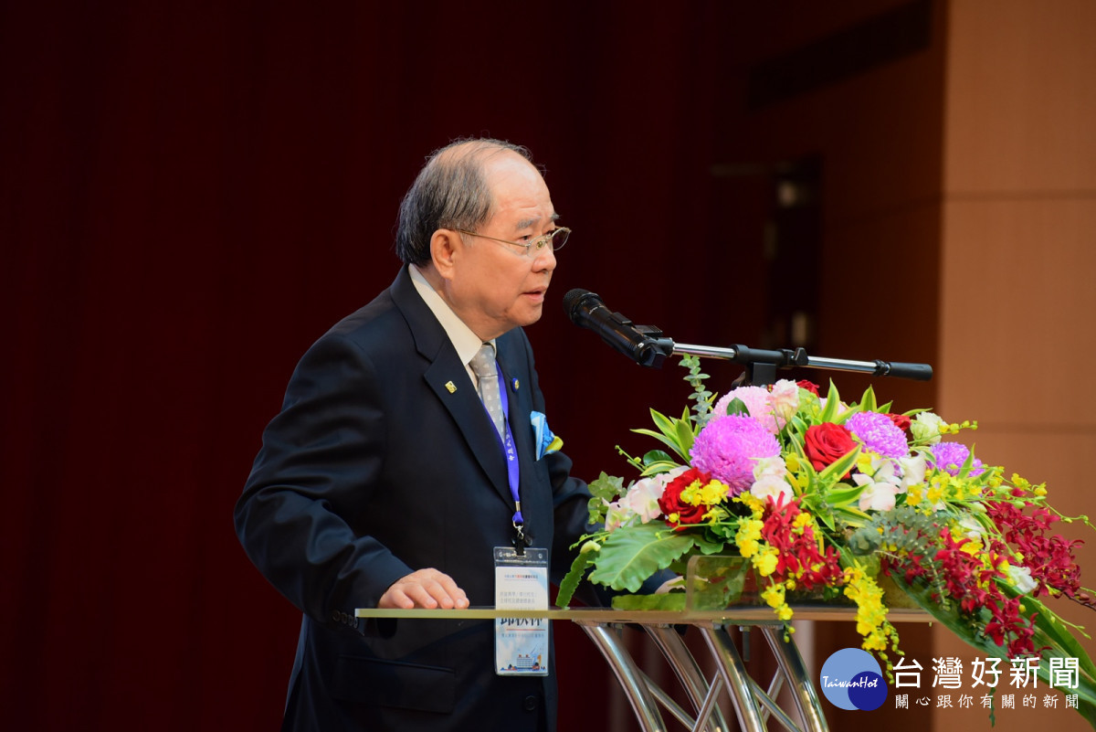 中原大學全球校友總會總會長邱秋林於開幕典禮致詞，分享「努力工作、行善天下」的座右銘。