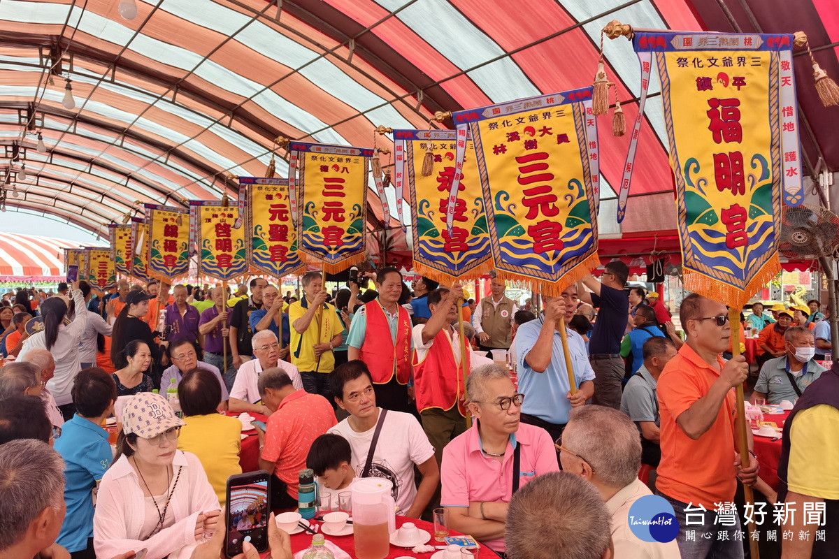 2026三界爺文化祭令旗交接，桃園21面頭旗齊聚永續傳承三官大帝信仰。<br />
