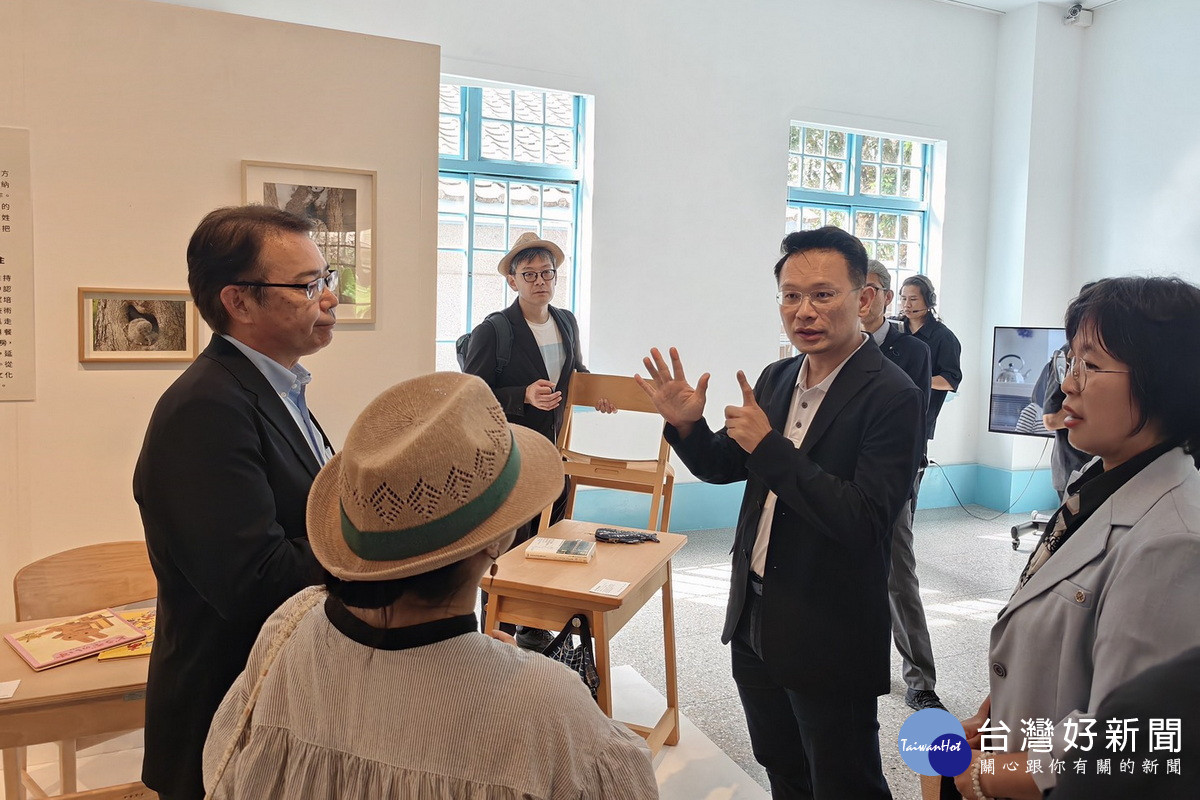 桃園市副市長蘇俊賓陪同貴賓們參觀大溪木博館。<br />