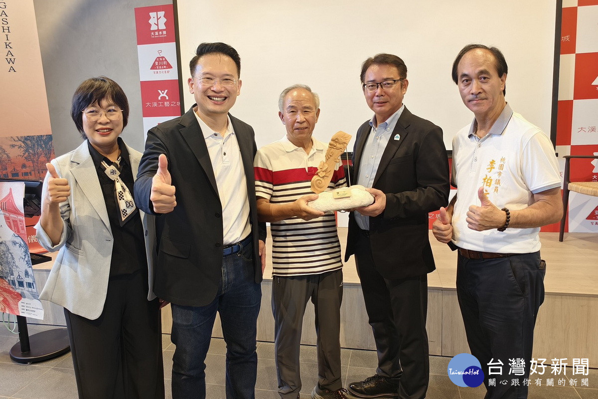 桃園市副市長蘇俊賓出席簽約儀式後合影。