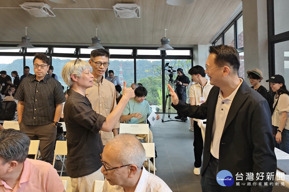 桃園市副市長蘇俊賓陪同貴賓們參觀大溪木博館。