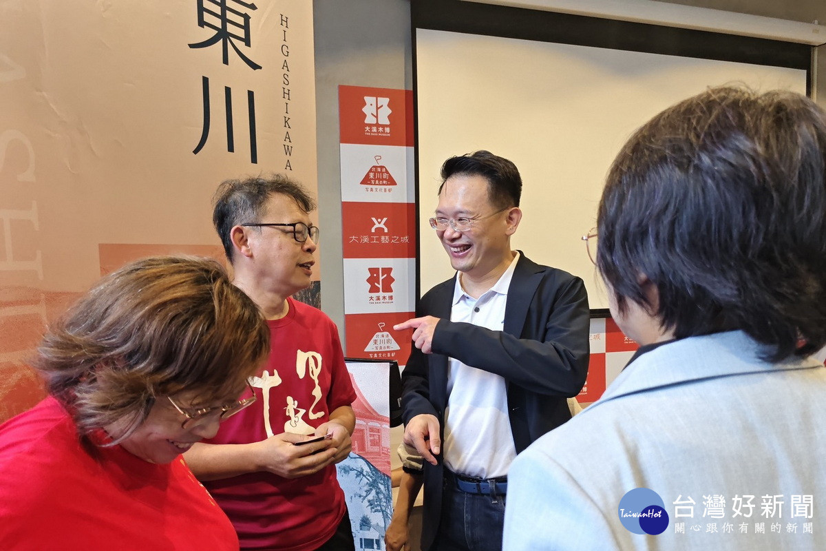 桃園市副市長蘇俊賓出席簽約儀式後合影。