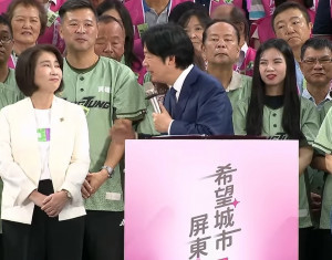 賴清德17日在屏東公開稱讚縣長周春米推動65歲以上長者健保費補助，連續兩次表示「這樣就妥當了」。