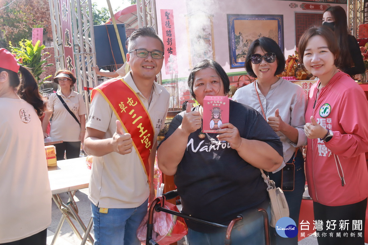 第一位求金女士獲得祝福。（記者扶小萍攝）