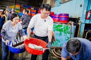 莊競程向老闆請教漁獲料理方式與定置漁網運作原理。