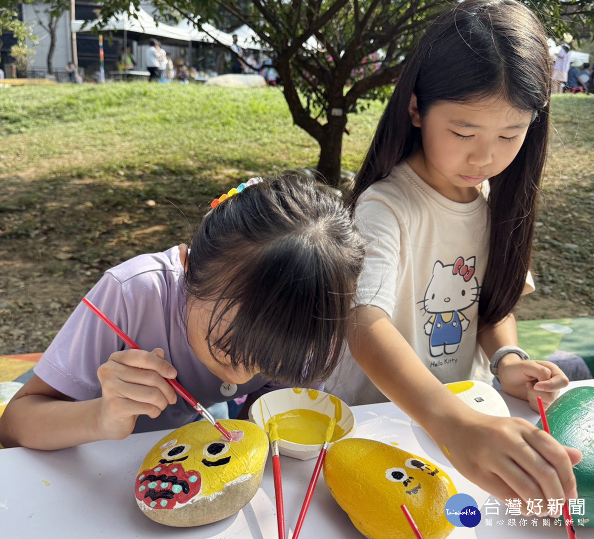 工程挖出的石頭變藝術 桃市圖攜手社區彩繪成功公園