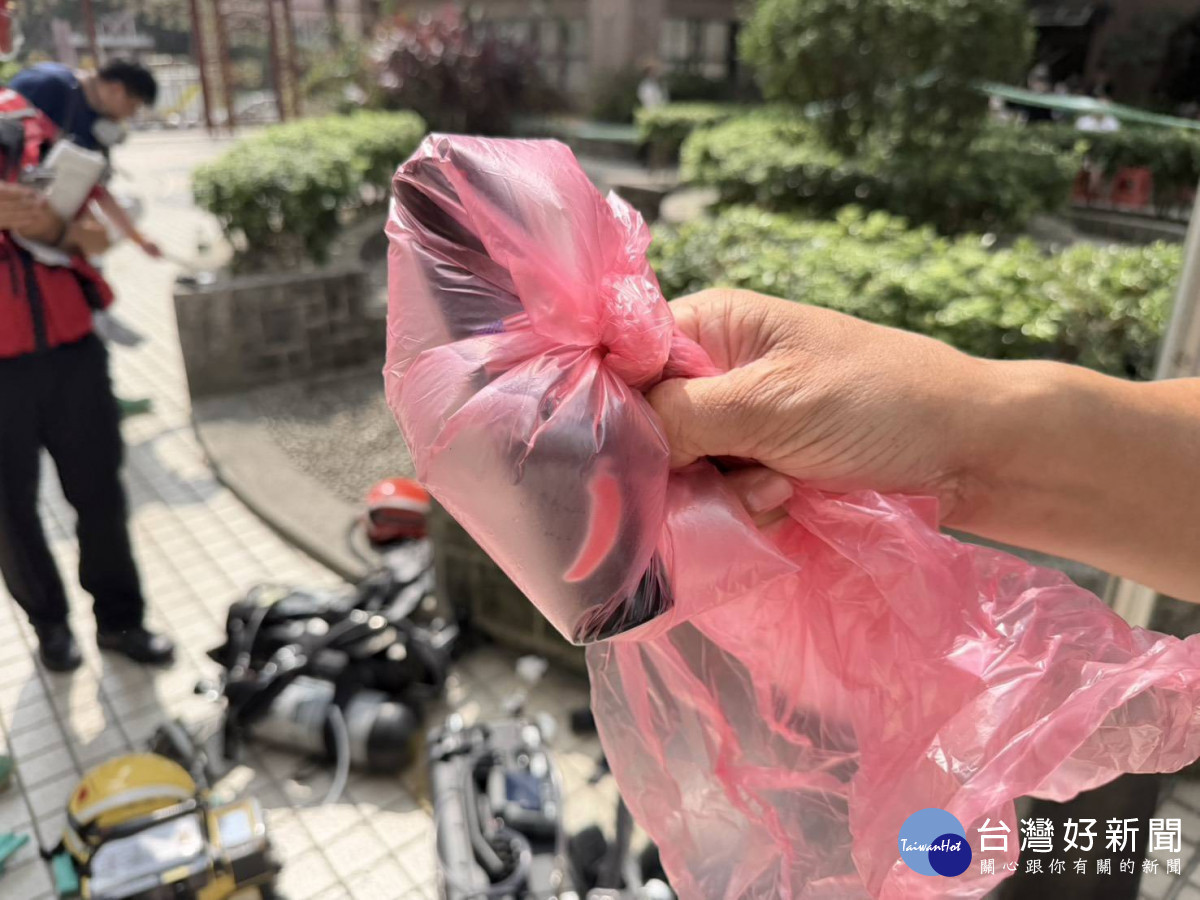 桃園區壽昌街某社區傳出不明異味,環保局接獲通報後,立即會同消防局、警察局及環境部環境事故專業技術小組展開聯合查察。<br />