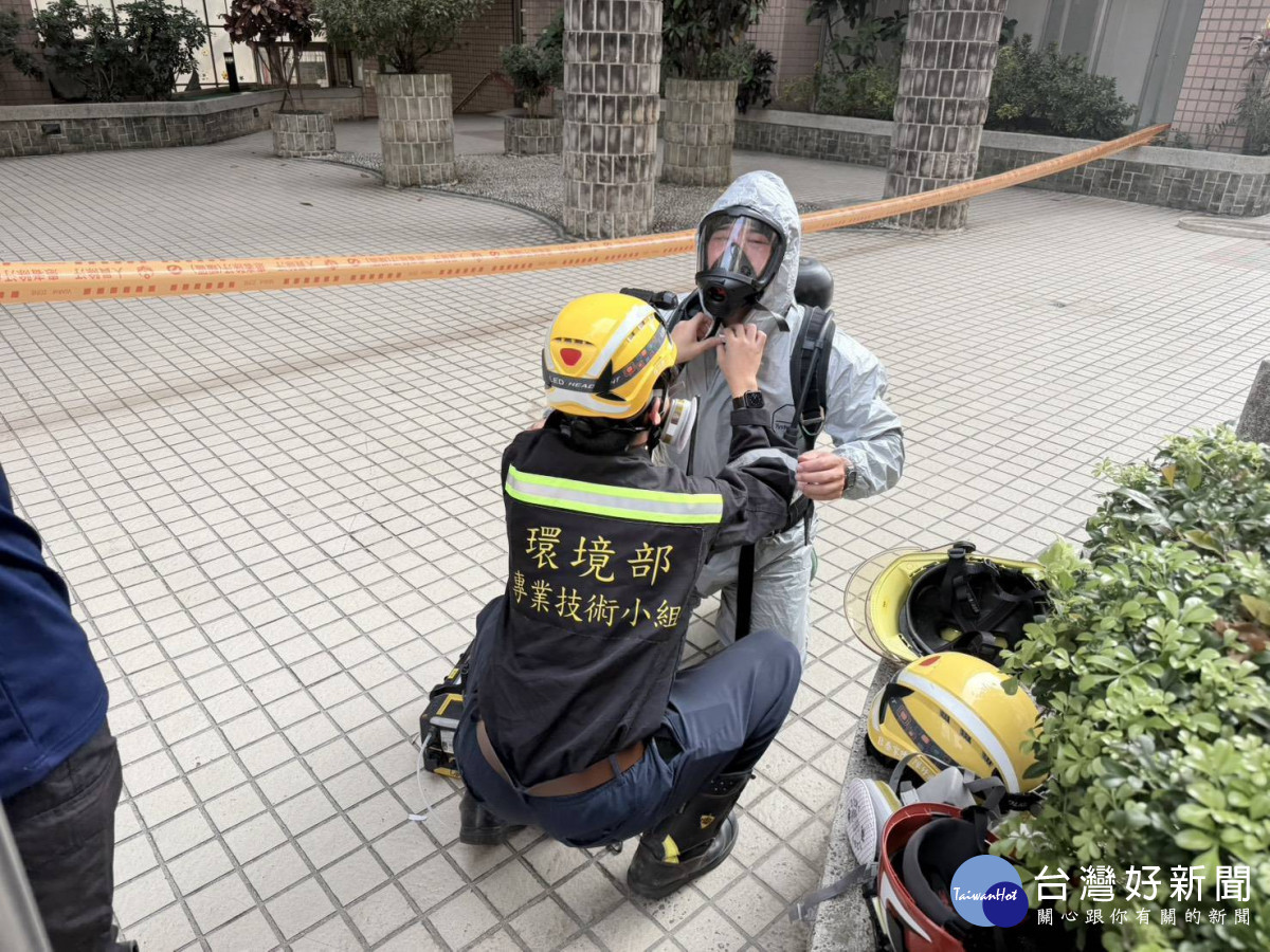 桃園區壽昌街某社區傳出不明異味,環保局接獲通報後,立即會同消防局、警察局及環境部環境事故專業技術小組展開聯合查察。<br />