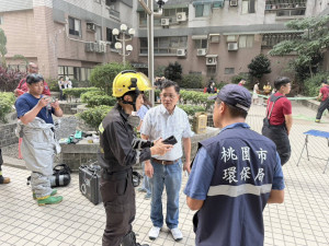 桃園區壽昌街某社區傳出不明異味，環保局接獲通報後，立即會同消防局、警察局及環境部環境事故專業技術小組展開聯合查察。