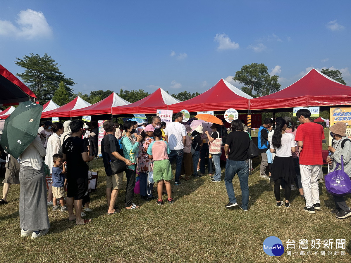 各宣導等攤位都排長龍等著體驗。（記者扶小萍攝）