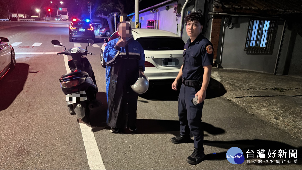 警方調閱監視器,迅速尋獲失智長者助平安返家。