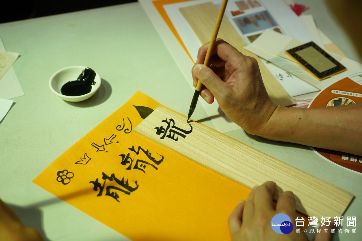認識倉頡造字水聚工坊寫字紙體驗。<br />