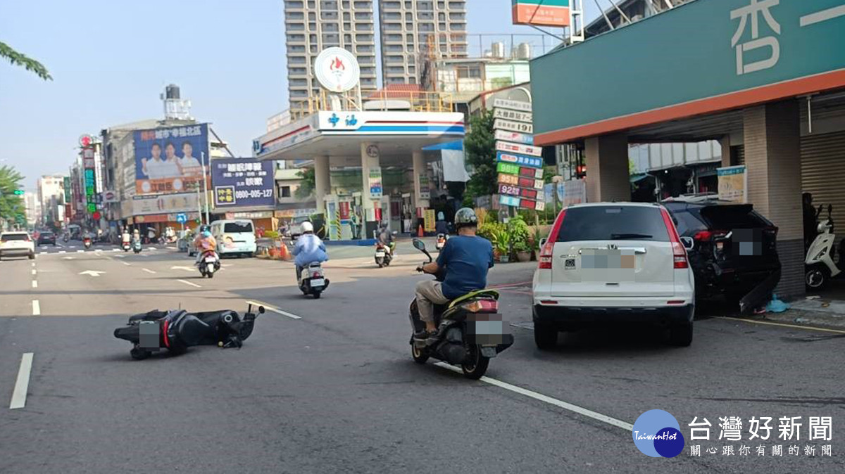 台中中清路連環撞！轎車撞臨停車再波及機車　駕駛棄車逃逸