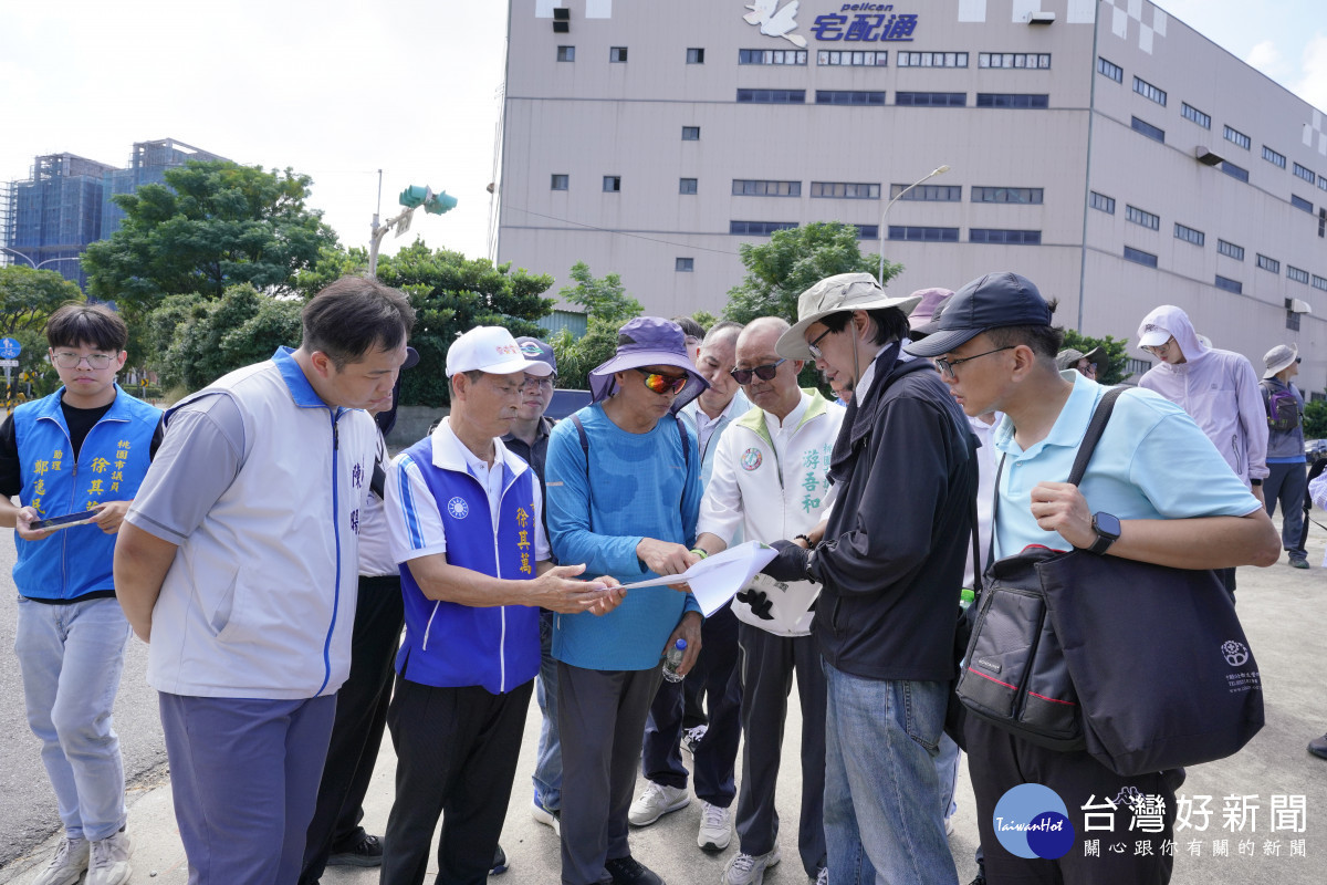 劉局長步行現勘解說。