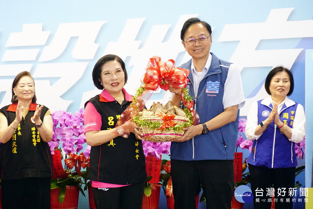 「桃園市婦女會」理事長呂淑真代表致贈「包中」予桃園市長張善政,預祝高票連任。<br />