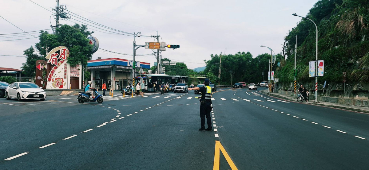 光復節3天連假湧車潮,大溪分局交通疏導措施。