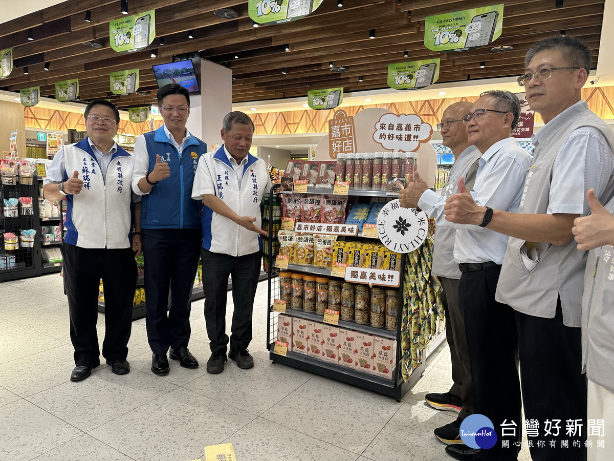 嘉市好店進駐國三南投服務區歡迎選購。(記者扶小萍攝)