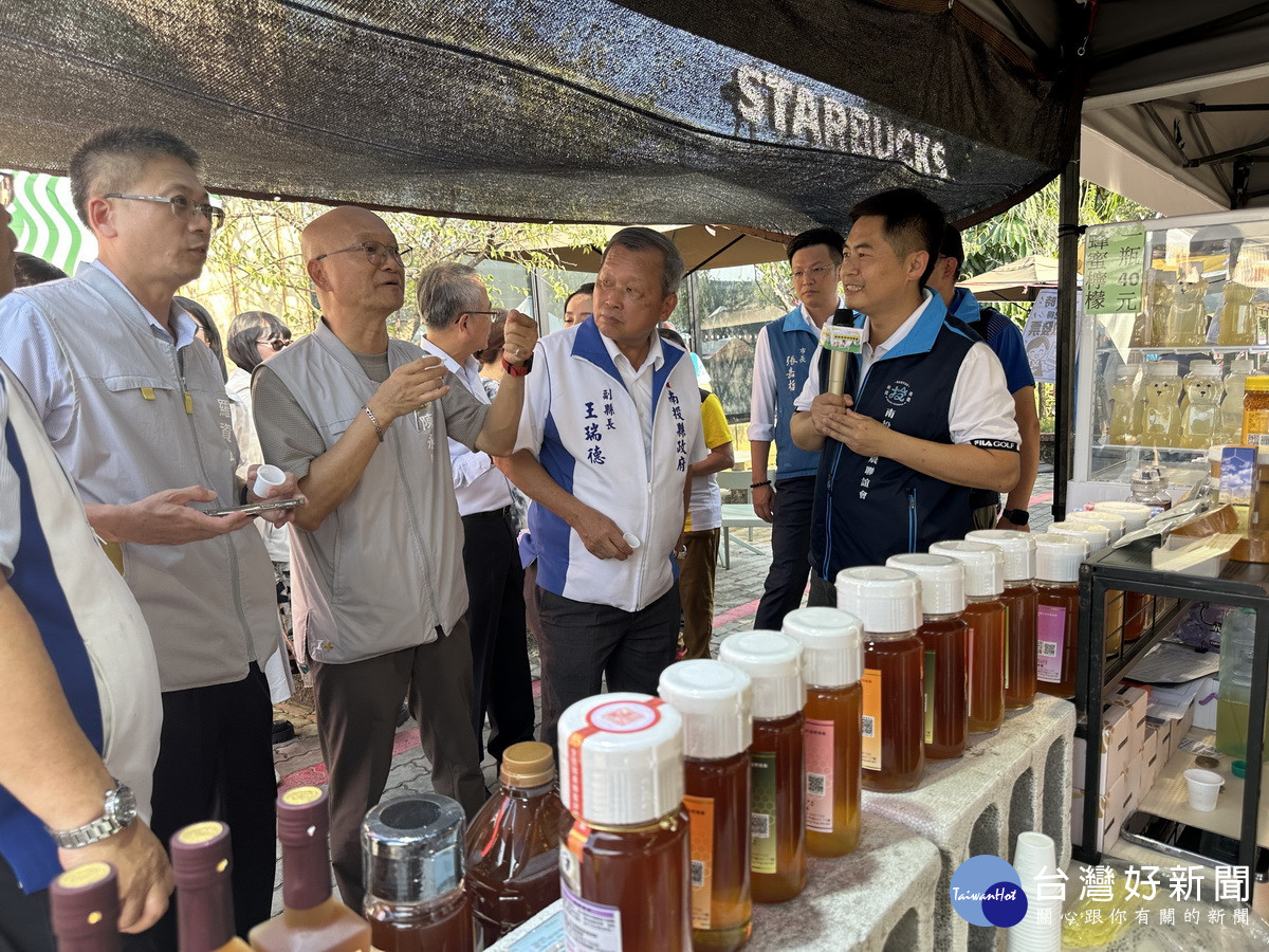 王副縣長陳副市長等人巡訪各攤位加油。(記者扶小萍攝)