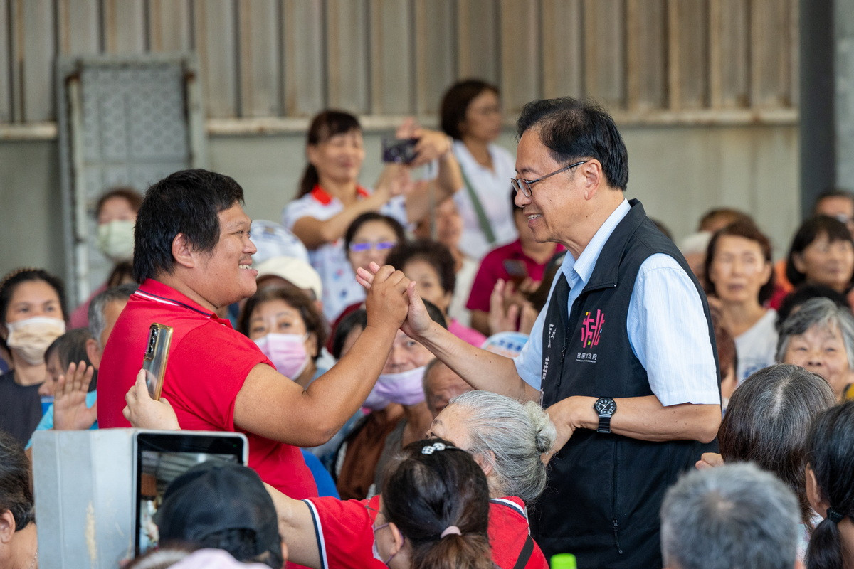 桃園市長張善政出席「桃園市觀音草漯多功能場館願景說明會」與民眾互動。<br />
