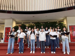 揚音樂集帶來公益關懷音樂會《歌聲裡的好時光》，吸引病患和家屬聆聽。