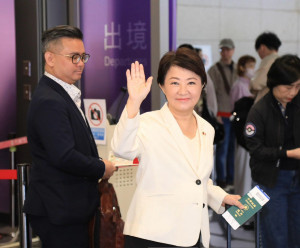 台中市長盧秀燕20日飛往日本沖繩，主持台中市民空中聯合婚禮並進行市政交流。（圖/政治中心）