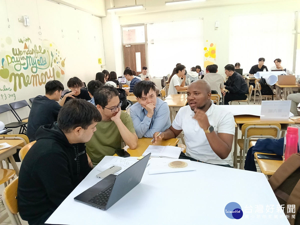 圖說：學生透過團隊分工與反覆討論，鍛鍊問題解決及創業實踐能力。（暨大提供）