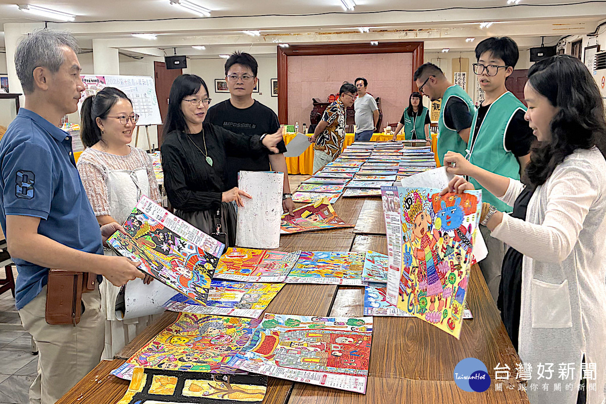 「十年聚繪.童畫觀音」~桃園壽山巖觀音寺親子繪畫比賽,評審們進行評選。