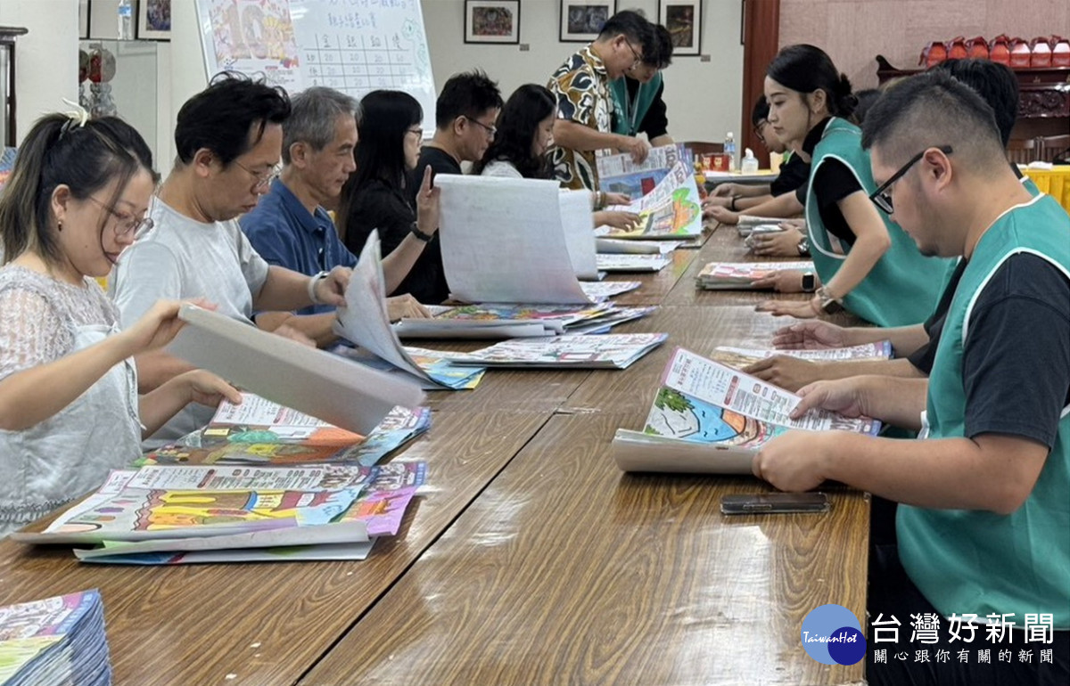 「十年聚繪.童畫觀音」~桃園壽山巖觀音寺親子繪畫比賽,評審們進行評選。
