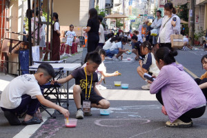 埔里街道實驗讓孩子畫出人行空間。（縣府提供）