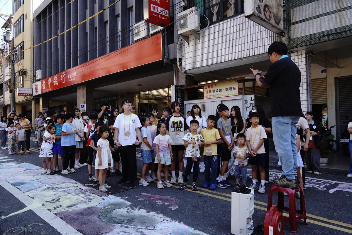 圖說:縣府日前辦理的「SEE & COME」戰術型都市主義活動,在埔里鎮西康路進行道路管制,將約100公尺的街道暫時淨空,從日常行車空間轉換為居民可以步行、停留與參與的公共場域。(縣府提供)