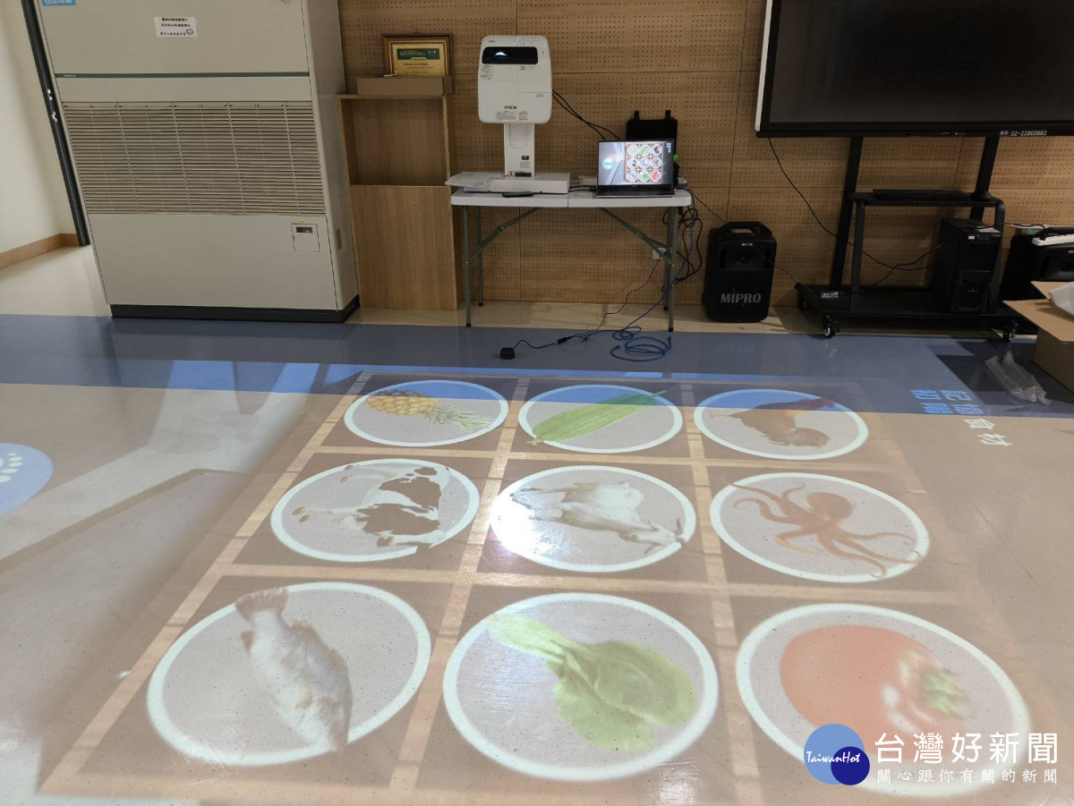 專為輕度認知障礙(MCI)及失智長者設計的桌面 AR 投影互動介面,提供記憶與邏輯訓練