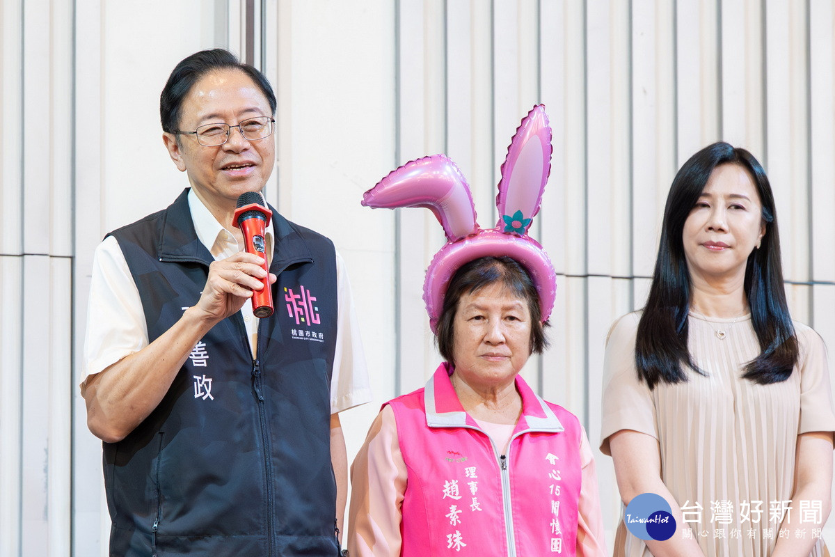 桃園市長張善政於桃園市會心15關懷協會「千人關懷慈善餐會」中致詞。<br />