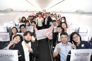 盧市長於空中證婚儀式與新人們合影