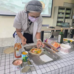 營養師賴瓊麗指導大家做披薩。（ 衛生局提供）