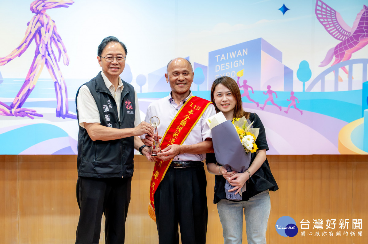 今年特別致贈每位隊員電影票、餐券及500元禮券。