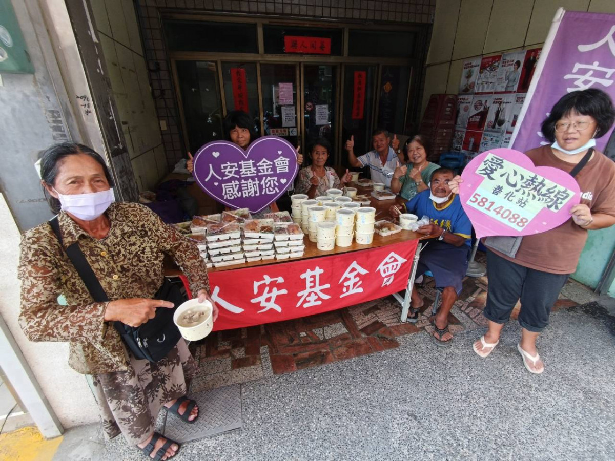 寒士歡欣一起享用愛心便當及「蘿蔔排骨湯」
