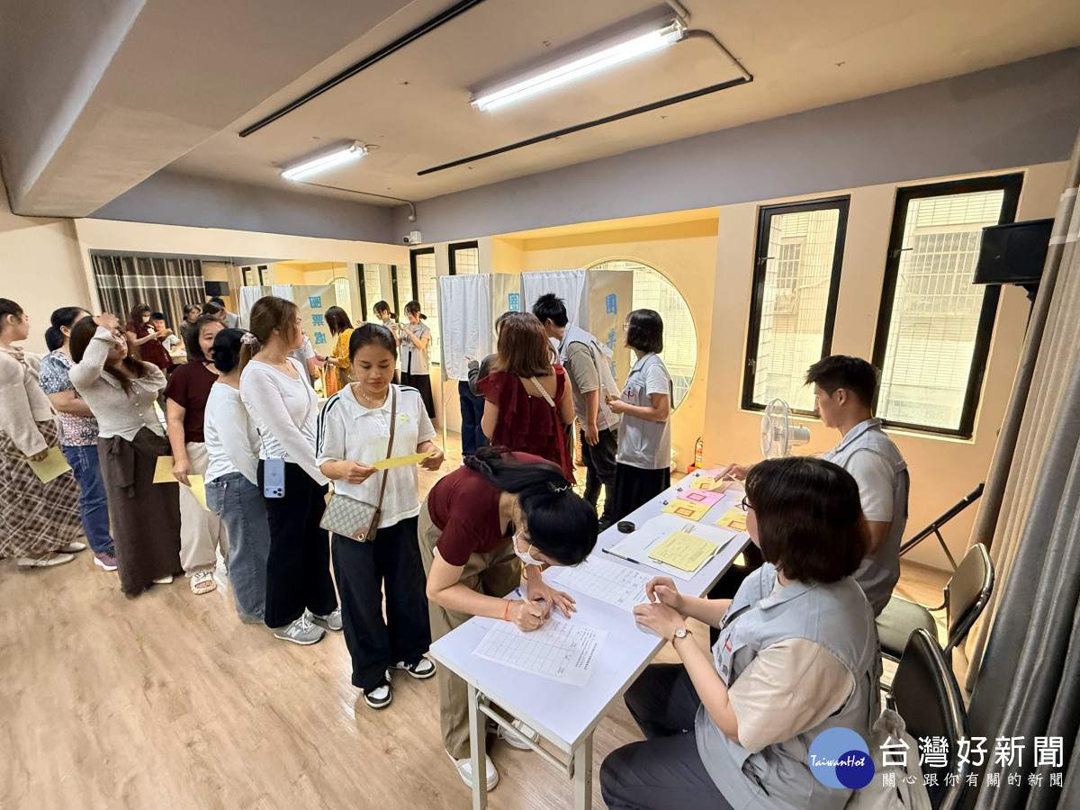 進行模擬投票演練,讓新住民實際領取選舉票、進入圈票處、圈選選票及投入票匭等流程