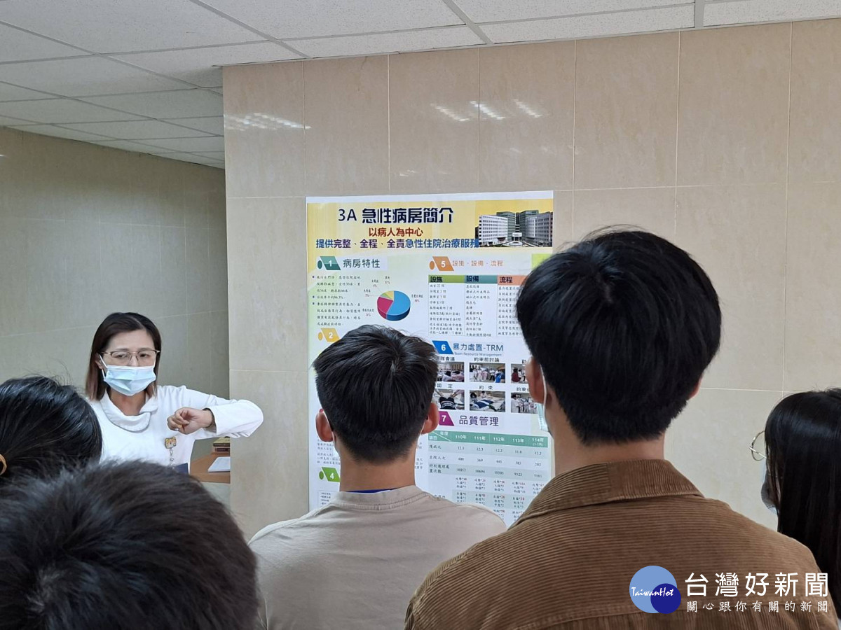 <br />
照片二:護理長陳俐樺介紹桃療精神醫療與復健現況。 (桃療提供)