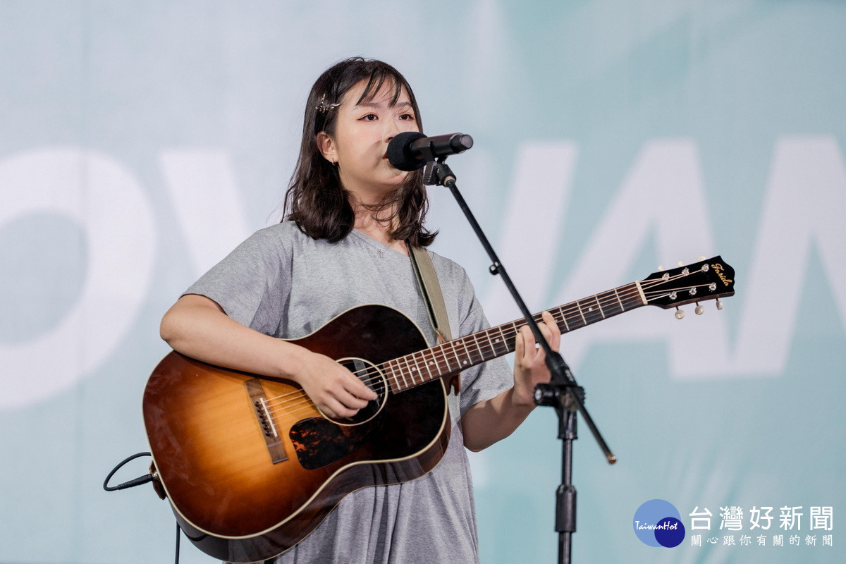 23歲創作歌手林佳美自發創作歌曲「有一個人叫黃世杰」,從Threads留言到助選歌曲成為選戰暖心花絮。
