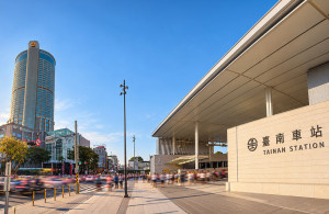 位於台南車站首排的台南遠東香格里拉，10月21日至11月24日線上住宿券21折起。（圖／台南遠東香格里拉提供）