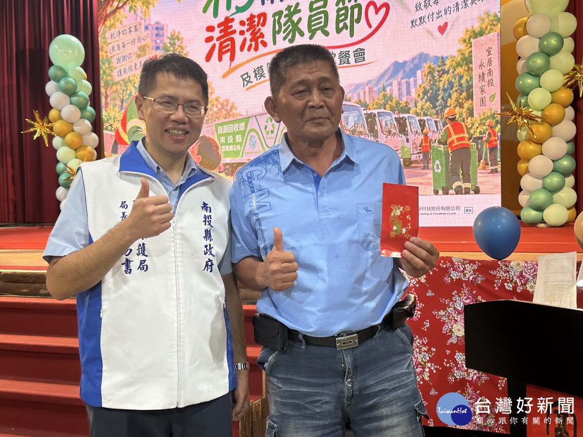 仁愛鄉劉姓隊員明年將屆退,登台獻唱,李局長贈紅包感謝。(記者扶小萍攝)