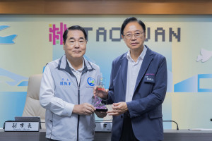 張市長與水務局長合影。