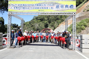 仁愛鄉力發一號橋完工通車典禮，南投縣長許淑華邀與會貴賓一同剪綵。（縣府提供）
