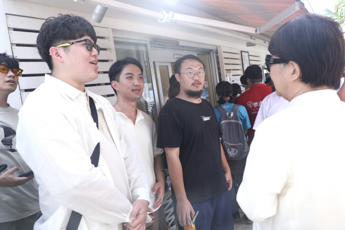 盧市長與遊客交流了解民眾對景點規劃及觀光體驗的感受與期待。