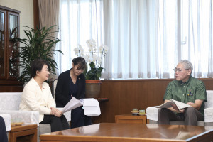 沖繩縣政府資深副知事宮城嗣吉(右)接待盧秀燕市長