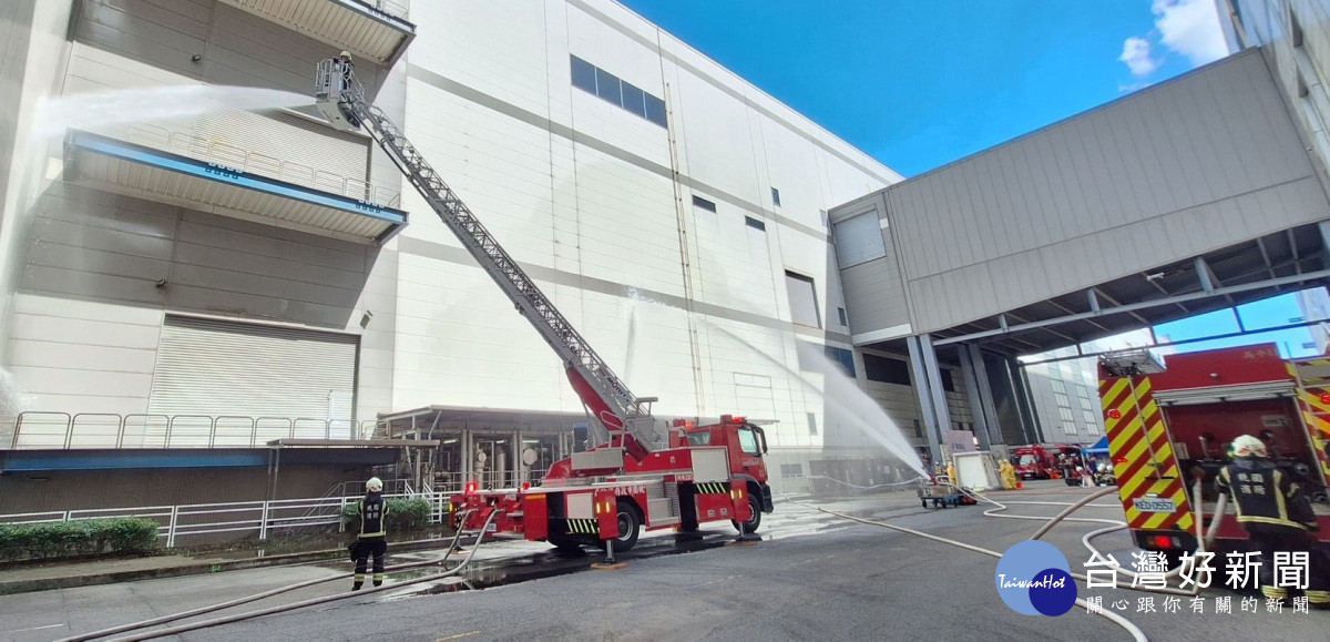 桃園市政府消防局在友達光電龍科廠辦理「115年度區域聯防機制實兵演練」。