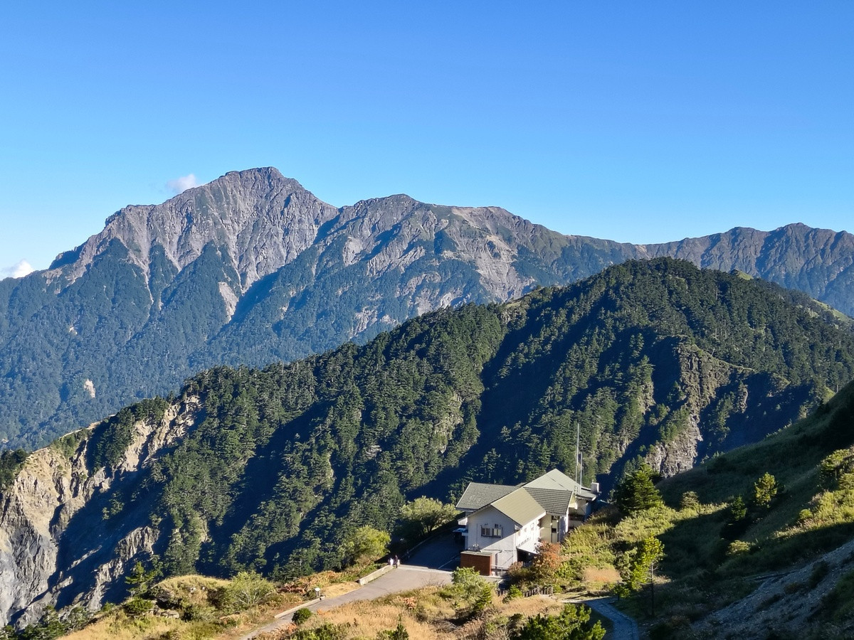 圖說:佇立於海拔 3,100 公尺合歡東峰下的滑雪山莊經典外觀。(林保署南投分署提供)