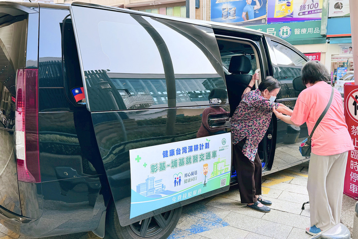 埔基病人透過綠色通道轉介,搭乘就醫交通車前來彰基進行核子醫學科影像檢查。